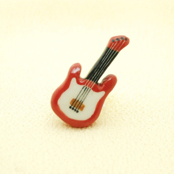 ＜陶器/楽器＞4弦ギター帯留め（赤） 2枚目の画像