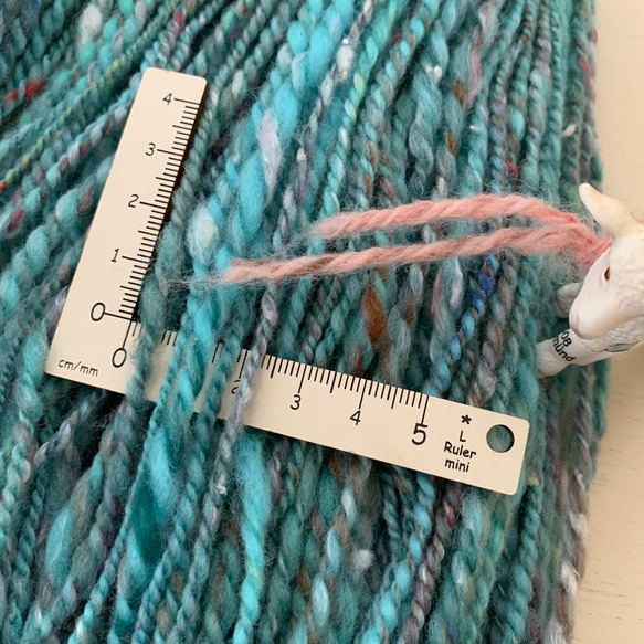 tenna + 手つむぎ毛糸 手紡ぎ糸　ハンドスパン シルク混メリノウール 約70g #8105　　　　　　　　　　　　 5枚目の画像