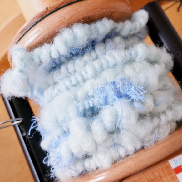 サスティナブルな毛糸 アートヤーン 道産羊毛 手つむぎ毛糸 空と雲色 エシカル 手紡ぎ糸　約35g #135 6枚目の画像