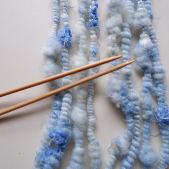 サスティナブルな毛糸 アートヤーン 道産羊毛 手つむぎ毛糸 空と雲色 エシカル 手紡ぎ糸　約35g #135 4枚目の画像