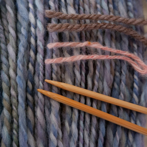 tenna + 手つむぎ毛糸 手紡ぎ糸　ハンドスパン メリノウール ふんわり　約80g #1338 6枚目の画像
