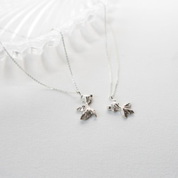 小花園。小金魚鎖骨鏈 LITTLE GOLDFISH NECKLACE 第3張的照片