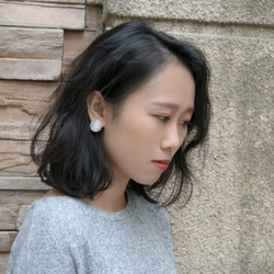 石紋。白松石片小耳環 WHITE HOWLITE SILVER CIRCLE EARRING 02 第5張的照片