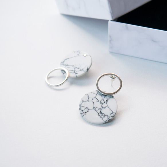 Shiwen。ホワイトパインの石のイヤリングWHITEハウライトSILVER CIRCLE EARRING 01 3枚目の画像