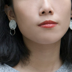 Shiwen。ホワイトパインの石のイヤリングWHITEハウライトSILVER CIRCLE EARRING 01 4枚目の画像