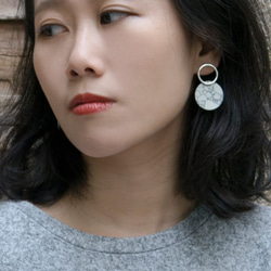 Shiwen。ホワイトパインの石のイヤリングWHITEハウライトSILVER CIRCLE EARRING 01 5枚目の画像