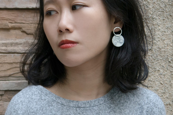 Shiwen。ホワイトパインの石のイヤリングWHITEハウライトSILVER CIRCLE EARRING 01 5枚目の画像