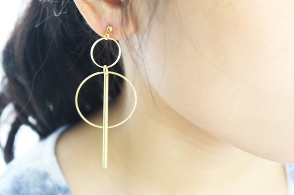 幾何。簡約雙圈黃銅長耳環 NO.3 耳針純銀 DOUBLE CIRCLE DANGLE EARRING NO.3 第4張的照片