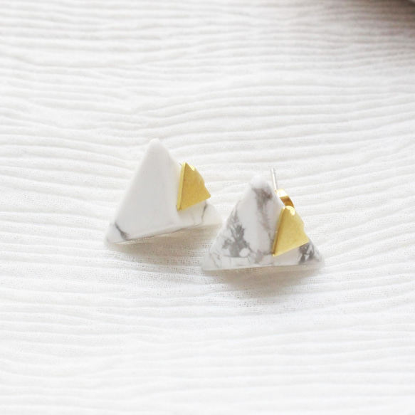 幾何。三角白松石耳環 耳針純銀 TRIANGLE HOWLITE STUD EARRING 第1張的照片