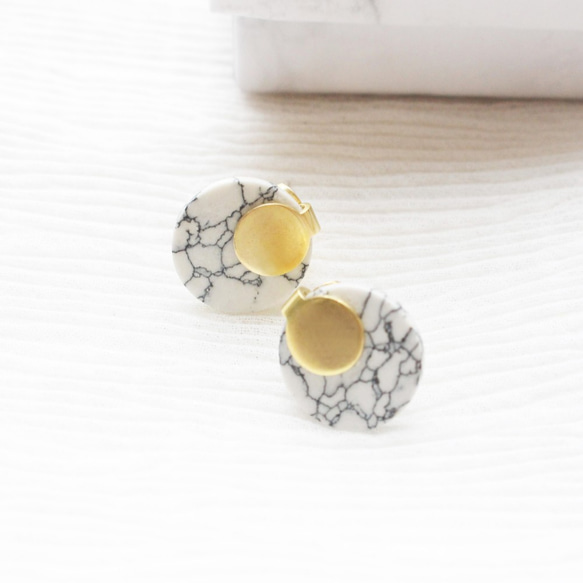 幾何。黃銅白松石小耳環 耳針純銀 SMALL BRASS DISC HOWLITE STUDS 第1張的照片