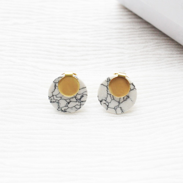 幾何。黃銅白松石小耳環 耳針純銀 SMALL BRASS DISC HOWLITE STUDS 第4張的照片