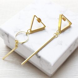 幾何。三角幾何黃銅長耳環 耳針純銀 GEOMETRIC TRIANGLE DANGLE EARRING 第1張的照片