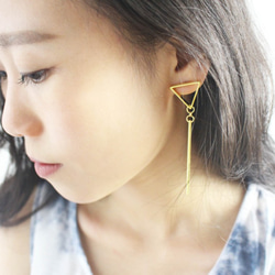 幾何。三角幾何黃銅長耳環 耳針純銀 GEOMETRIC TRIANGLE DANGLE EARRING 第5張的照片