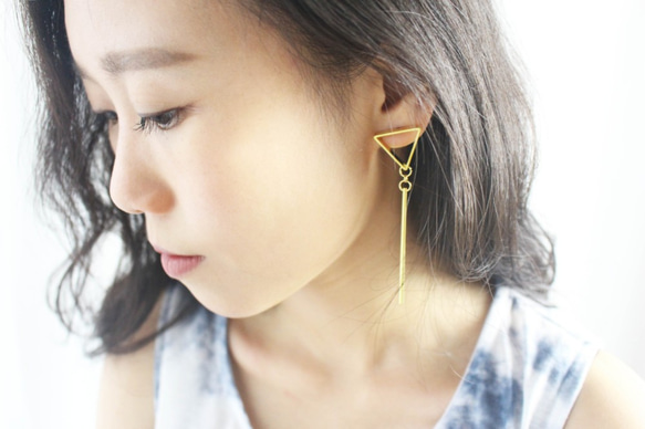 幾何。三角幾何黃銅長耳環 耳針純銀 GEOMETRIC TRIANGLE DANGLE EARRING 第5張的照片