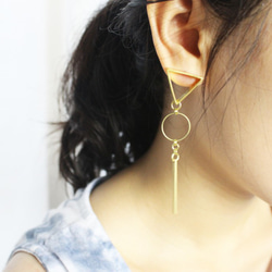 幾何。三角幾何黃銅長耳環 耳針純銀 GEOMETRIC TRIANGLE DANGLE EARRING 第6張的照片