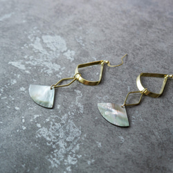 幾何。扇形天然黑蝶貝長耳環  BRASS BLACK SHELL DANGLE EARRING 第5張的照片