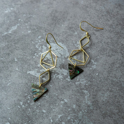 幾何。天然三角鮑魚貝長耳環 BRASS BLACK SHELL DANGLE EARRING 第2張的照片