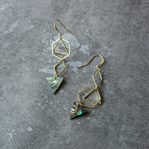 幾何。天然三角鮑魚貝長耳環 BRASS BLACK SHELL DANGLE EARRING 第3張的照片