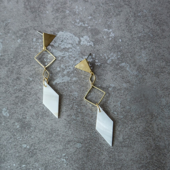 幾何。天然菱形白貝長耳環 BRASS WHITE SHELL DANGLE EARRING 第4張的照片