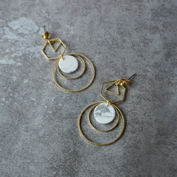 幾何。黃銅天然白松石圓片耳環  BRASS HOWLITE DANGLE EARRING 第1張的照片