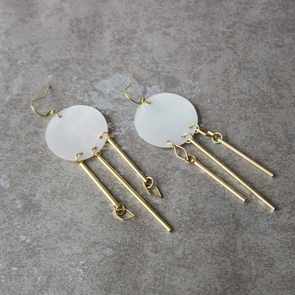 幾何。天然白貝圓片耳環 BRASS WHITE SHELL DANGLE EARRING 第2張的照片