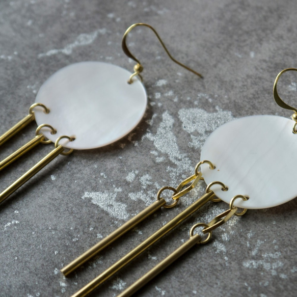 幾何。天然白貝圓片耳環 BRASS WHITE SHELL DANGLE EARRING 第3張的照片