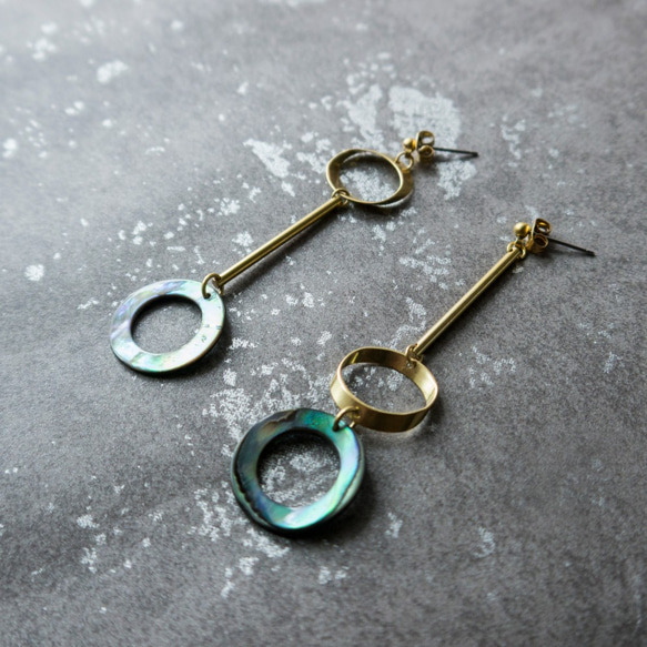 幾何。黃銅天然鮑魚貝圓環耳環 BRASS BLACK SHELL DANGLE EARRING 第1張的照片