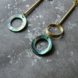 幾何。黃銅天然鮑魚貝圓環耳環 BRASS BLACK SHELL DANGLE EARRING 第3張的照片