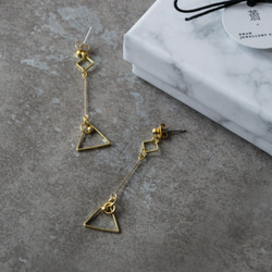 幾何。幾何黃銅細緻長耳環 BRASS GEOMETRIC DANGLE EARRING 第4張的照片