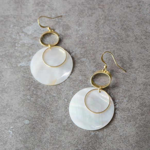 幾何。黃銅天然白貝圓片耳環-2 BRASS WHITE SHELL DANGLE EARRING 第1張的照片