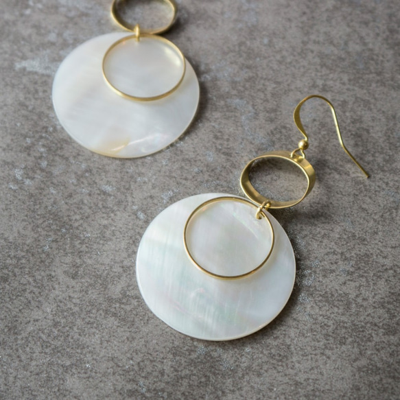 幾何。黃銅天然白貝圓片耳環-2 BRASS WHITE SHELL DANGLE EARRING 第2張的照片