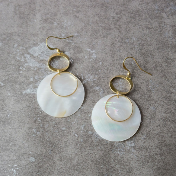 幾何。黃銅天然白貝圓片耳環-2 BRASS WHITE SHELL DANGLE EARRING 第3張的照片