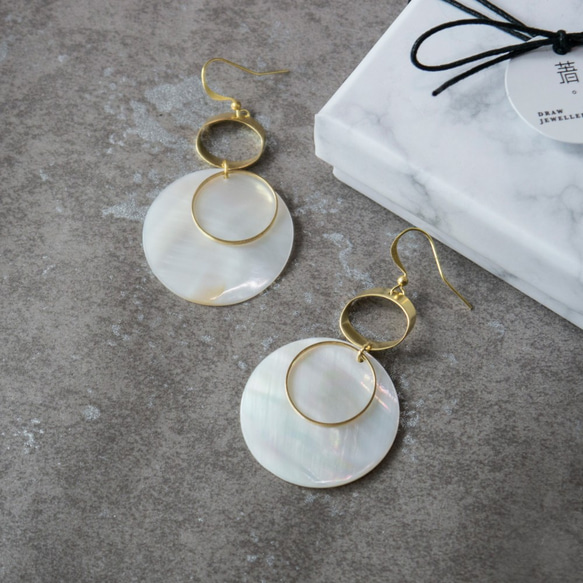 幾何。黃銅天然白貝圓片耳環-2 BRASS WHITE SHELL DANGLE EARRING 第4張的照片