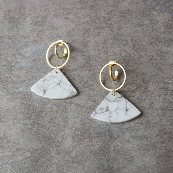 幾何。黃銅天然扇形白松石耳環 BRASS HOWLITE DANGLE EARRING 第3張的照片