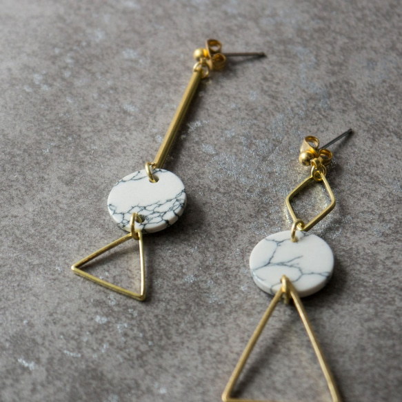 幾何。黃銅白松石圓片長耳環 BRASS HOWLITE DANGLE EARRING 第2張的照片