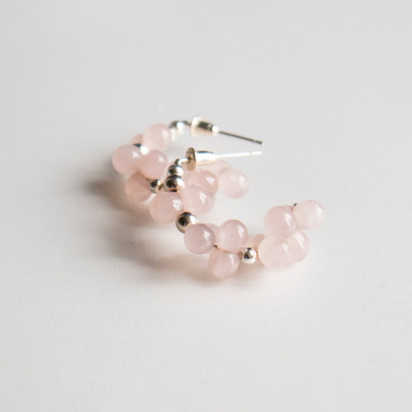 春の意味。ピンククリスタルハーフサークルピアスROSE QUARTZ CRYSTAL EARRING 5枚目の画像