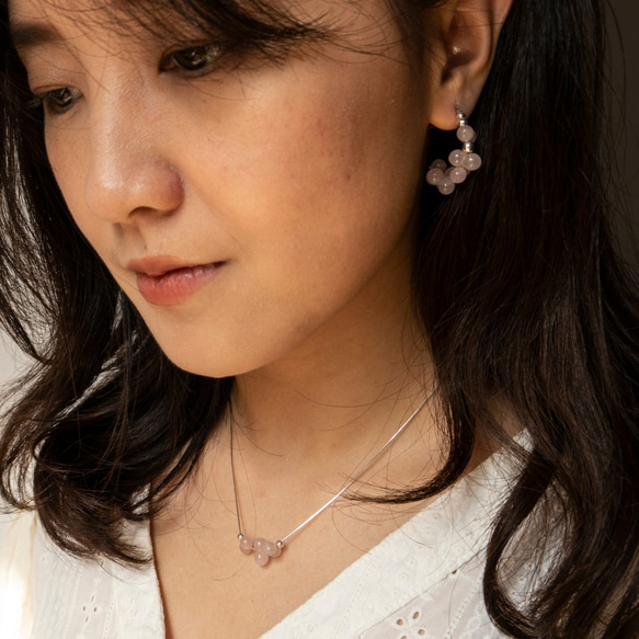 春の意味。ピンククリスタルハーフサークルピアスROSE QUARTZ CRYSTAL EARRING 8枚目の画像