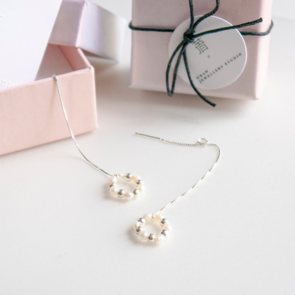 春意。珍珠圈垂墜耳環 PEARL CIRCLE DANGLE EARRING 第1張的照片