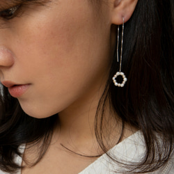 春意。珍珠圈垂墜耳環 PEARL CIRCLE DANGLE EARRING 第6張的照片