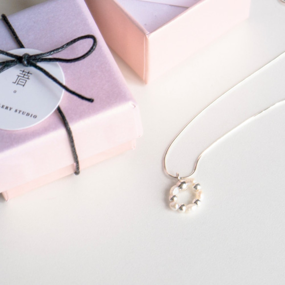 春意。珍珠圈鎖骨鏈 PEARL CIRCLE NECKLACE 第2張的照片