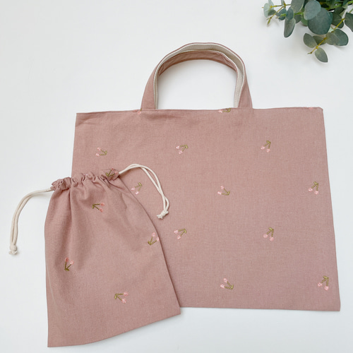 ハンドメイド✳︎ マチあり巾着　さくらんぼ刺繍　くすみピンク ハンドメイド✳︎ マチあり巾着 さくらんぼ刺繍 くすみピンク
