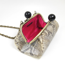 箔加工ダイヤモンドパイソン製チェーン付がま口ポーチ「キャンディポーチ」(ゴールド）パーティーバッグとしても 3枚目の画像