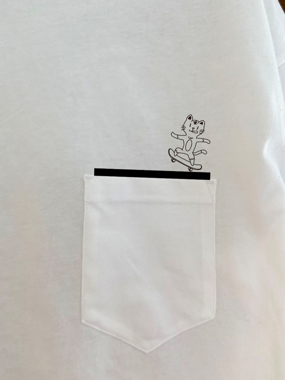 コットン100%【スケート猫 ビッグシルエットTシャツ】ポケット付  白 2枚目の画像