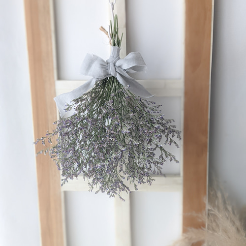 ブルーファンタジアとスモークツリーフライングブーケ とびきりふわふわ。幻想的な夏の枝もの「スモークツリー」のブーケ