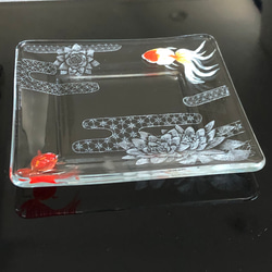 金魚と蓮のガラス皿 2枚目の画像