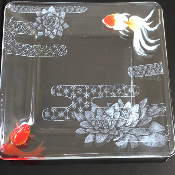 金魚と蓮のガラス皿 3枚目の画像