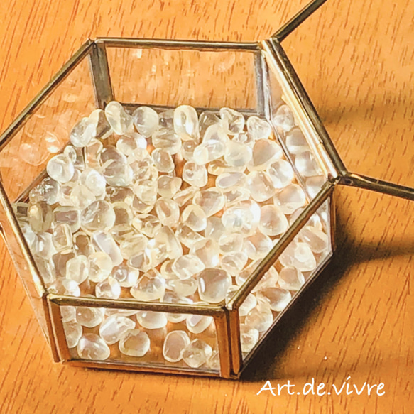ビンテージ加工アンティーク 六角形ガラスケース in 浄化用ストーン（希少！ゴールデンラブラドライトAAA） 2枚目の画像