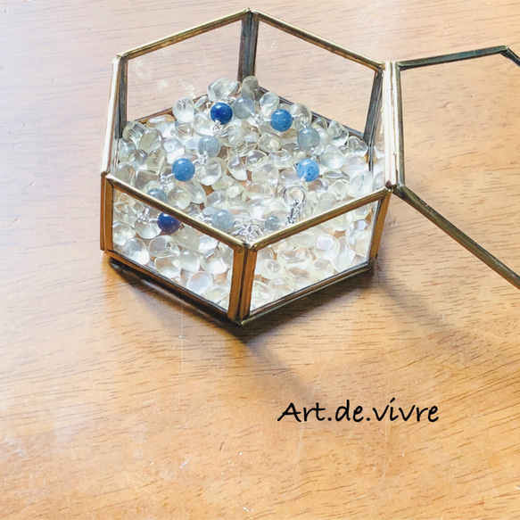ビンテージ加工アンティーク 六角形ガラスケース in 浄化用ストーン（希少！ゴールデンラブラドライトAAA） 5枚目の画像