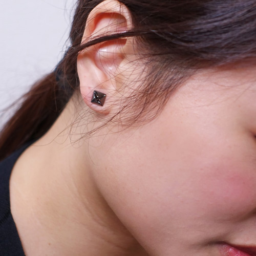 30％オフ）黒ダイヤ型ピアス ピアス（スタッド・一粒