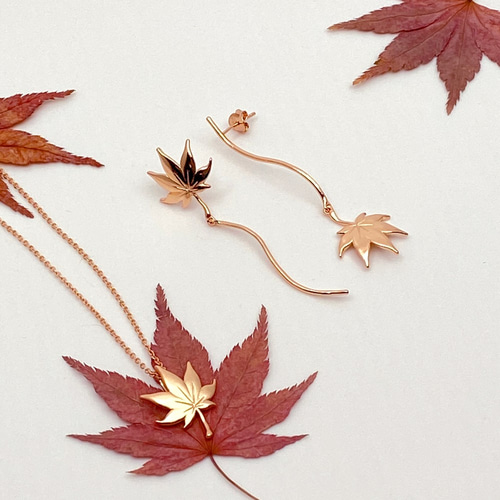 秋のメープルリーフ｜エレガントな18Kマットゴールドネックレス